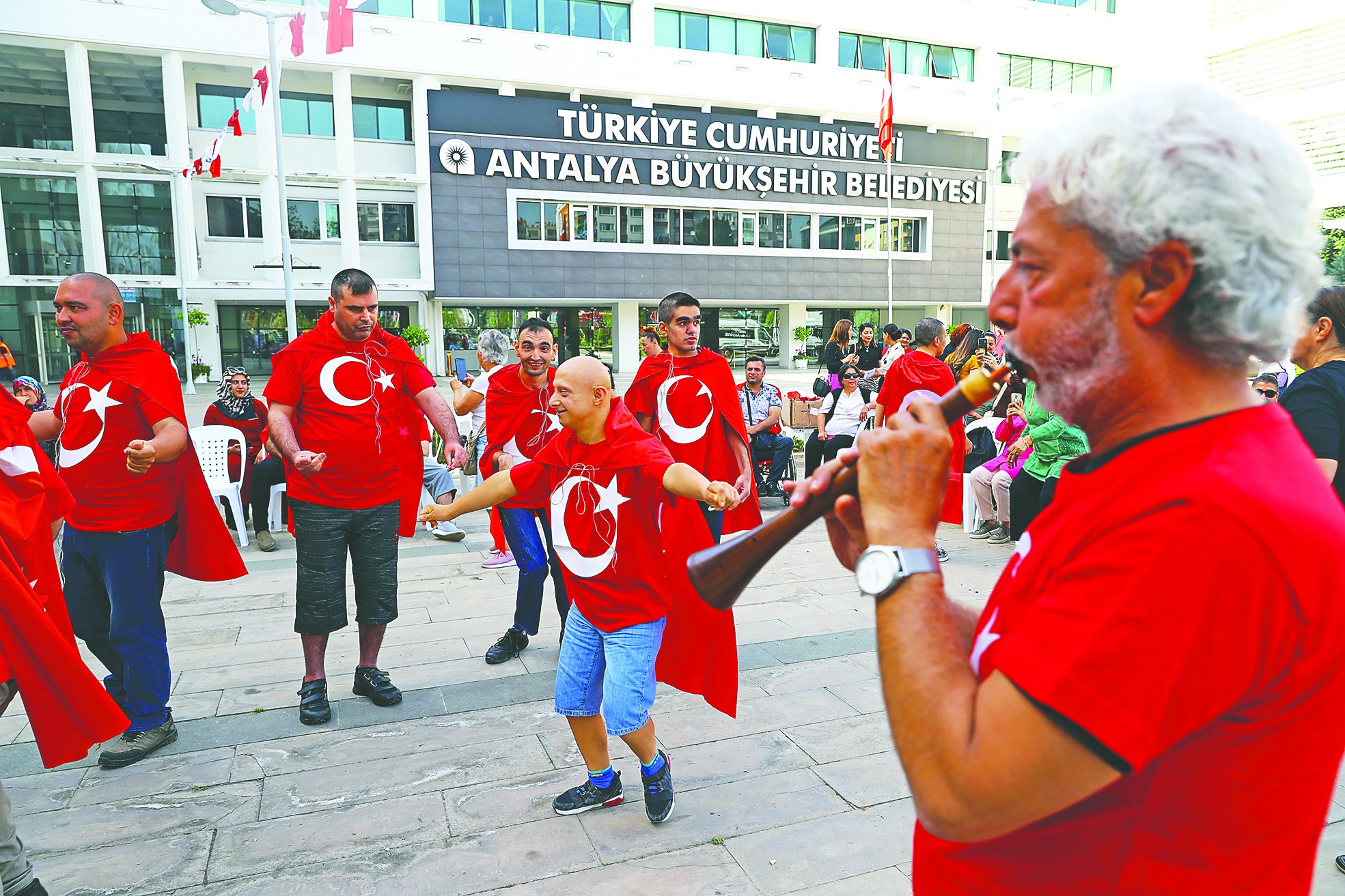 Özel gençler davullu zurnalı askere uğurlandı