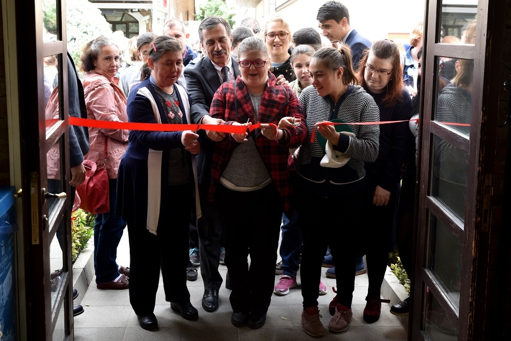 Özel gereksinimli bireyler el emeklerini sergilediler 