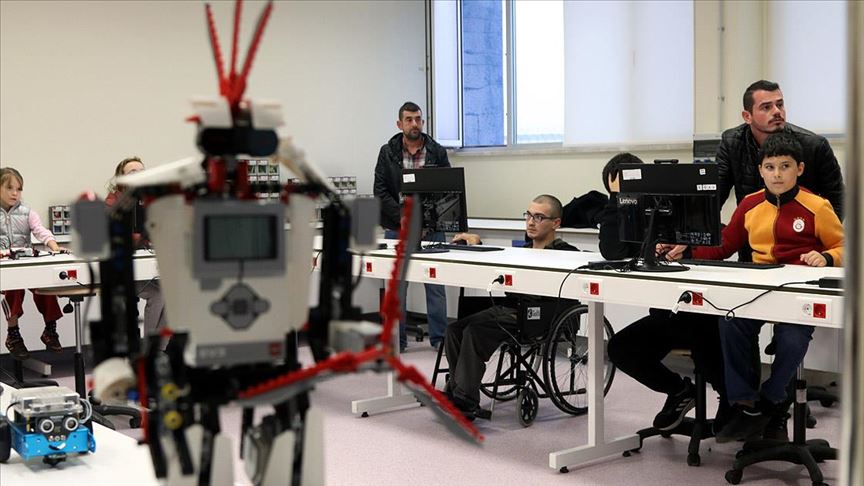 Özel gereksinimli çocuklar 'hayallerini kodluyor'