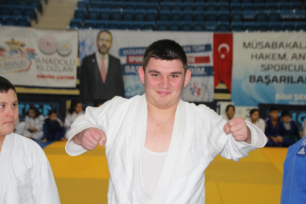 Özel gereksinimli sporcular mindere çıktı, performansları ayakta alkışlandı 
