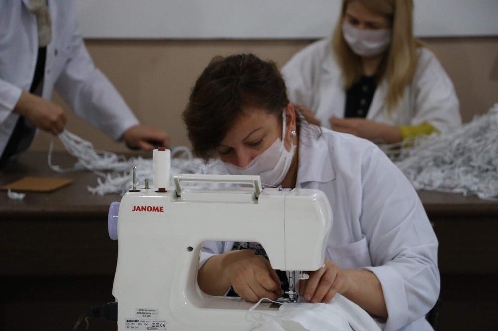 (Özel) Gönüllü olarak maske ve tulum üretip ihtiyacı karşılıyorlar 