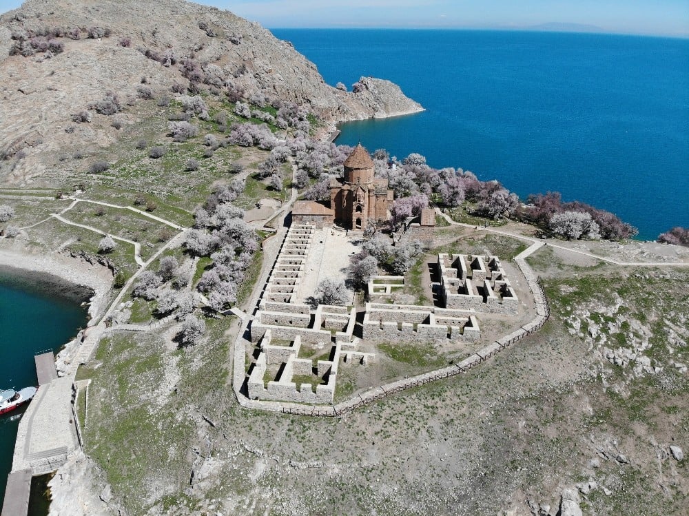 (Özel haber) Akdamar Adası açan çiçeklerle beyaz gelinliğini giydi 