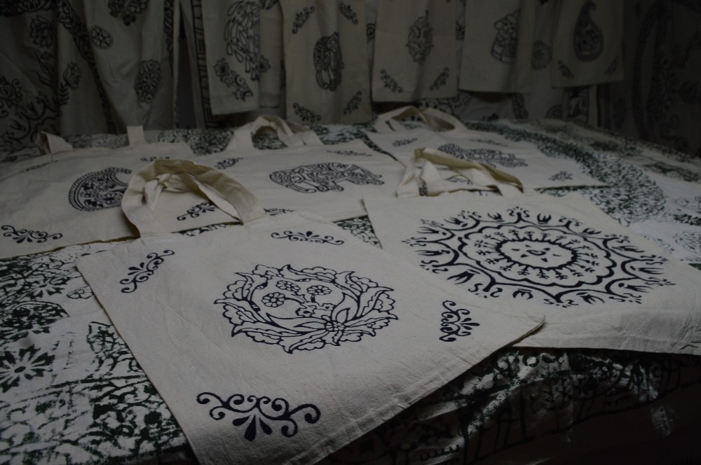 Bez torba uygulamasından etkilendi taş baskılı torba dikmeye başladı