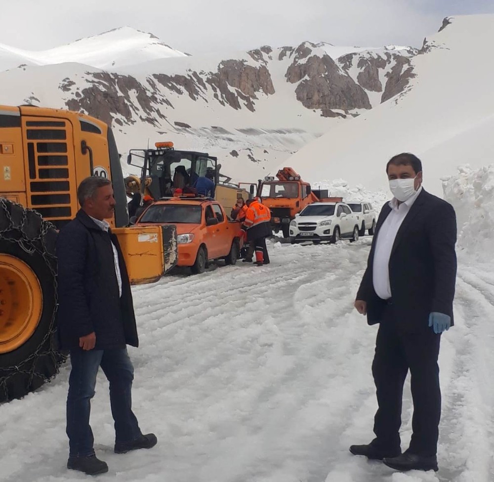 (Özel haber) Çığ nedeniyle 42 kişinin hayatını kaybettiği Bahçesaray yolu ulaşıma açıldı 