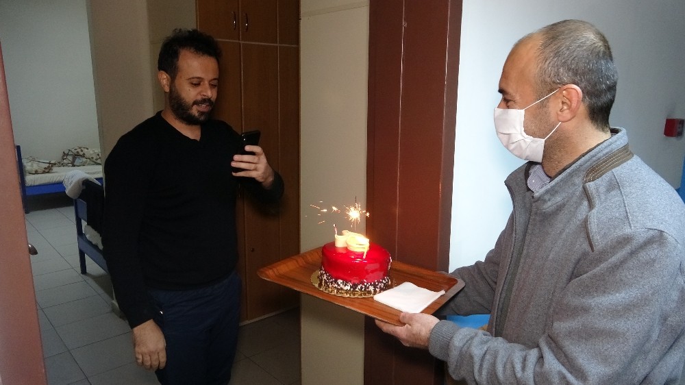 (Özel haber) Karantinada kalan 4 kişiye doğum günü sürprizi 