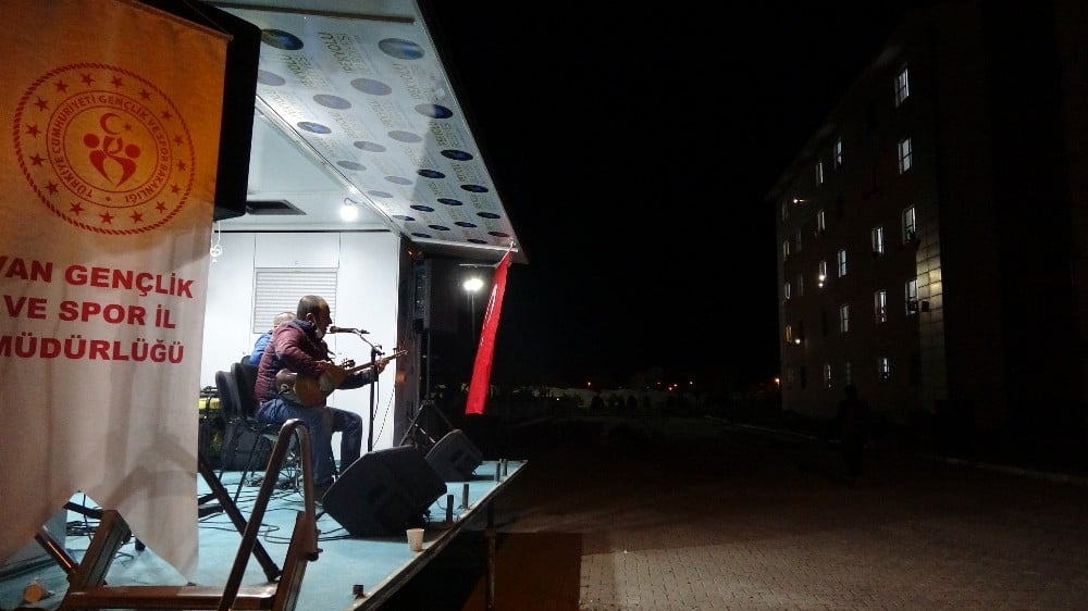 (Özel haber) Müzik sesini yataktan duydu, terliklerle konser alanına geldi 