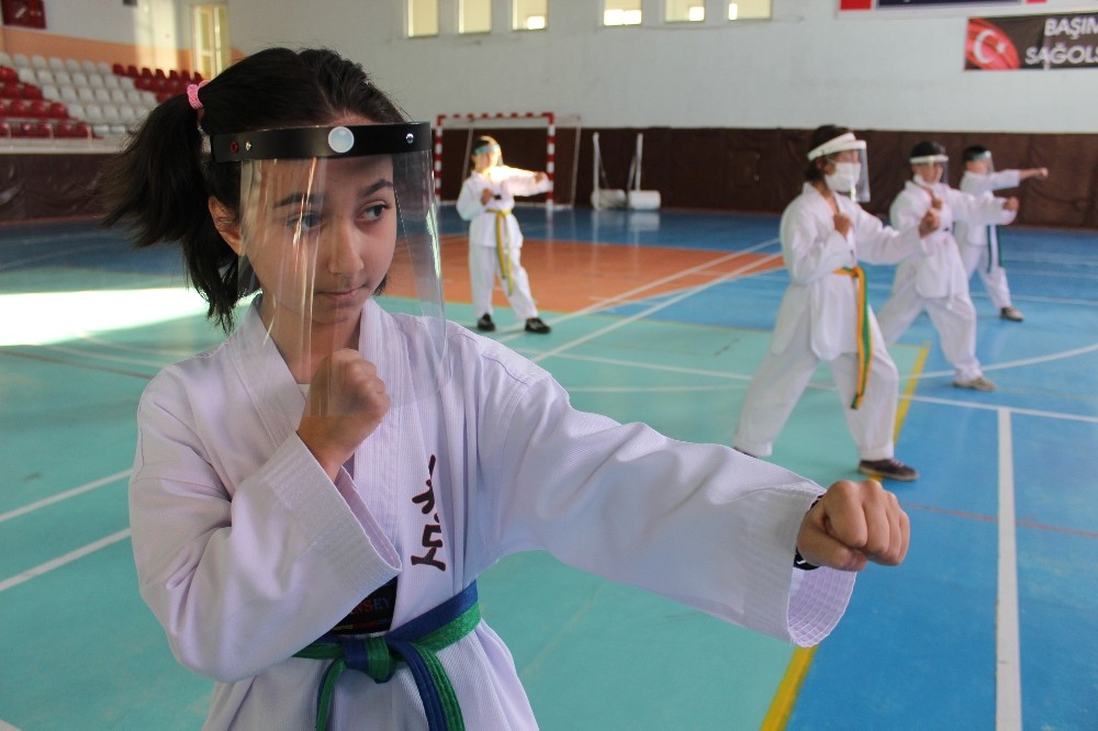 (Özel haber) Taekwondocular maskesi takarak antrenmanlarına başladı 