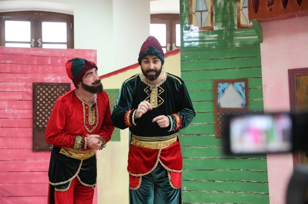 (Özel) Hacivat ile Karagöz oyunu sokağa çıkma kısıtlamasında evlere taşındı 