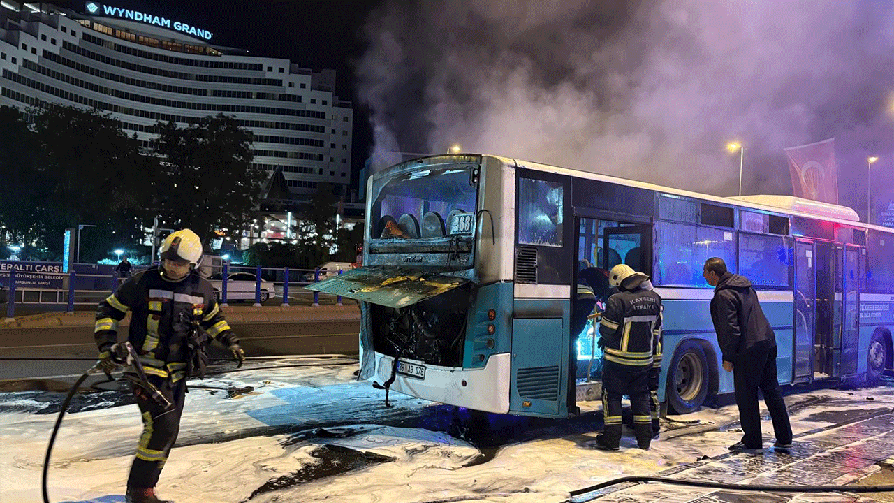 Özel halk otobüsü alev aldı! Polis müdahalesi faciayı önledi