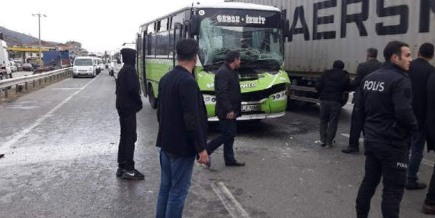 Özel halk otobüsü kamyona çarptı: 8 yaralı