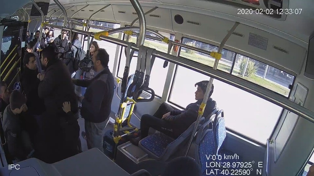 Özel halk otobüsündeki kavga çocukların çekirdek yemesinden çıkmış 