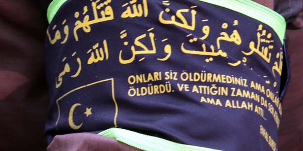 Özel harekat polisinin kolundaki ayet