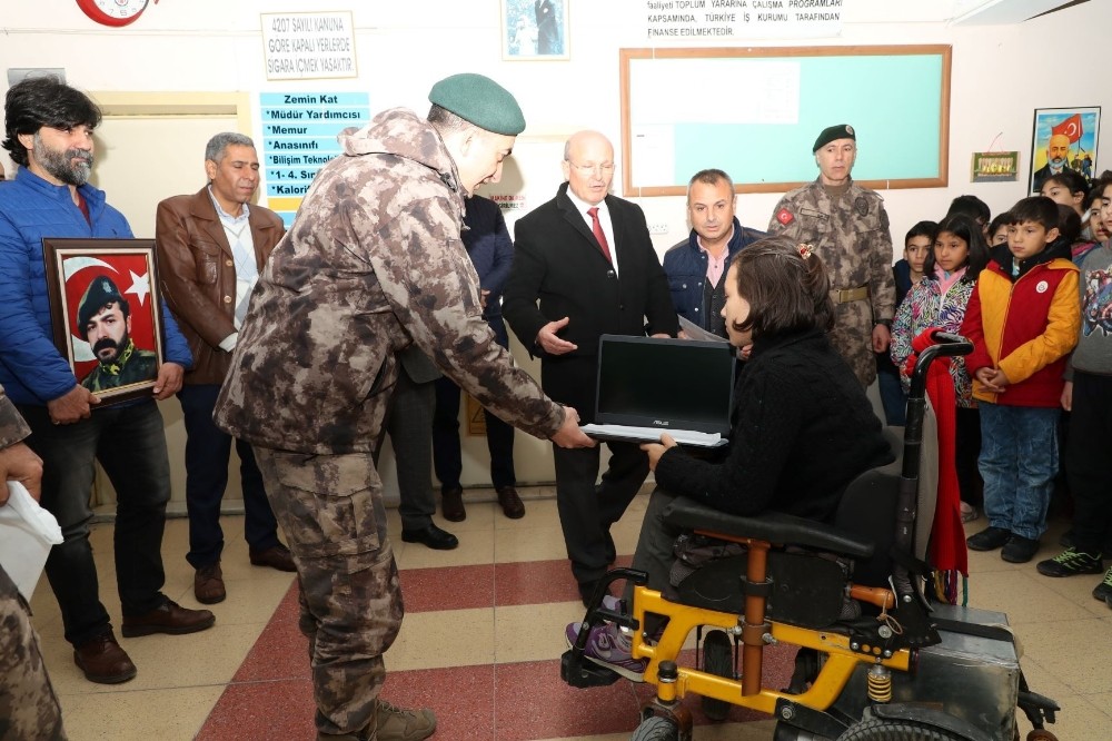 Özel harekat polisleri Şehit Soysal okulunu ziyaret etti 