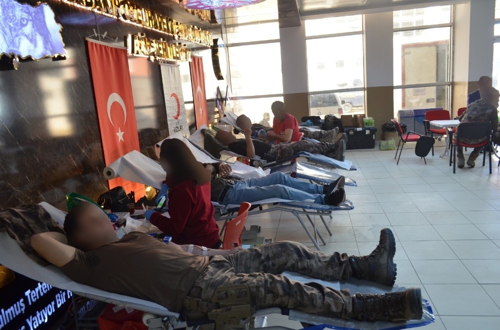 Özel harekat polislerinden kan bağışı kampanyasına destek 