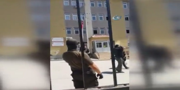 Özel Harekat, Türk bayrağını tekbirlerle göndere çekti