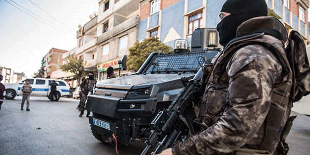 Özel Harekatçılardan şok baskın… 300 polis ile 4 mahalleye dev operasyon