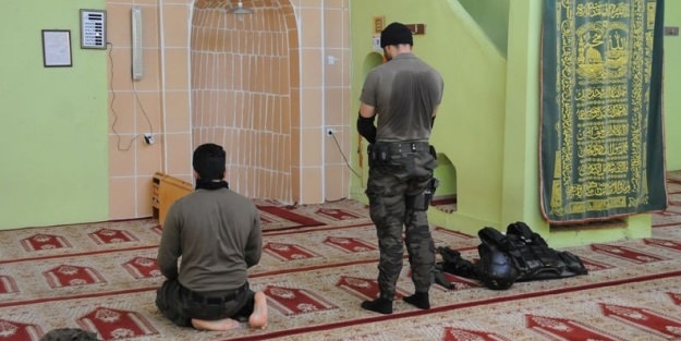 Özel harekatçılardan şükür namazı