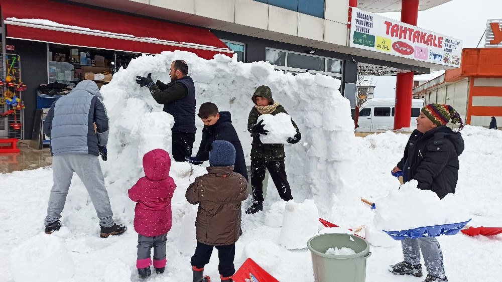 (Özel) Herkes kardan adam yaptı, onlar kardan kale yaptı 