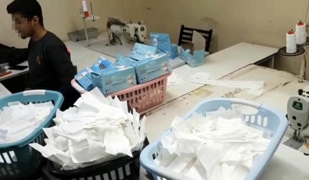 (Özel) İstanbul’da 1 milyon adet sahte maske üreten atölyeye baskın kamerada 