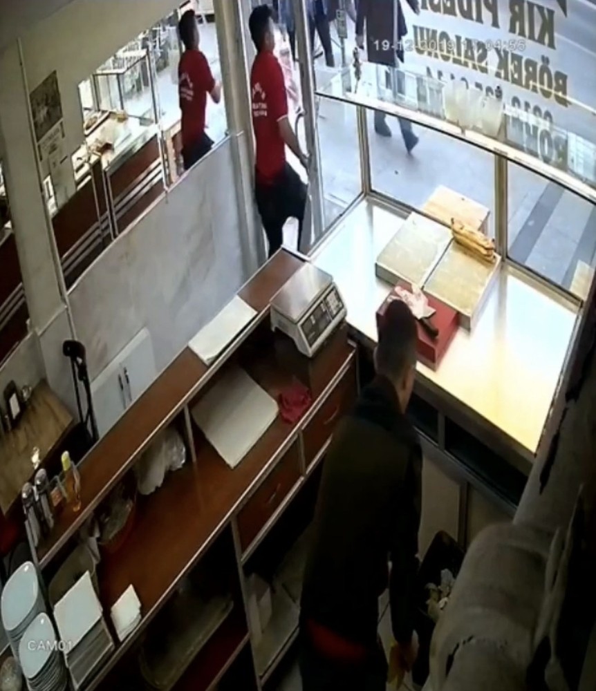 (Özel) İstanbul’da camlı kapının tuzla buz olduğu görünmez kaza kamerada 