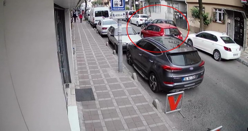 İstanbul’da kadın sürücünün kaldırımdan yola fırlayan Suriyeli motosikletliye çarpma anı kamerada 