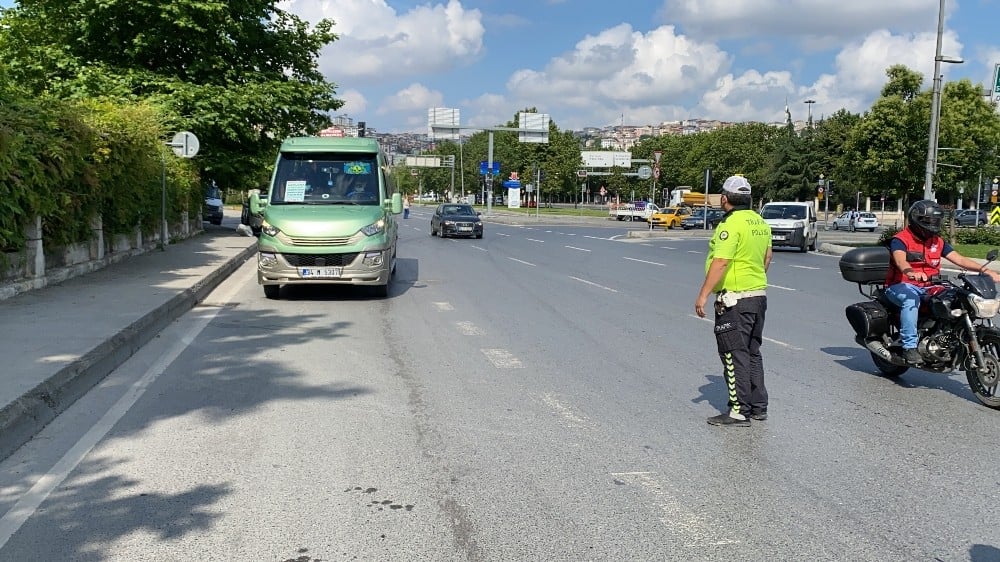 (Özel) İstanbul’da minibüslere şok uygulama: 7 yolcu fazla çıktı 