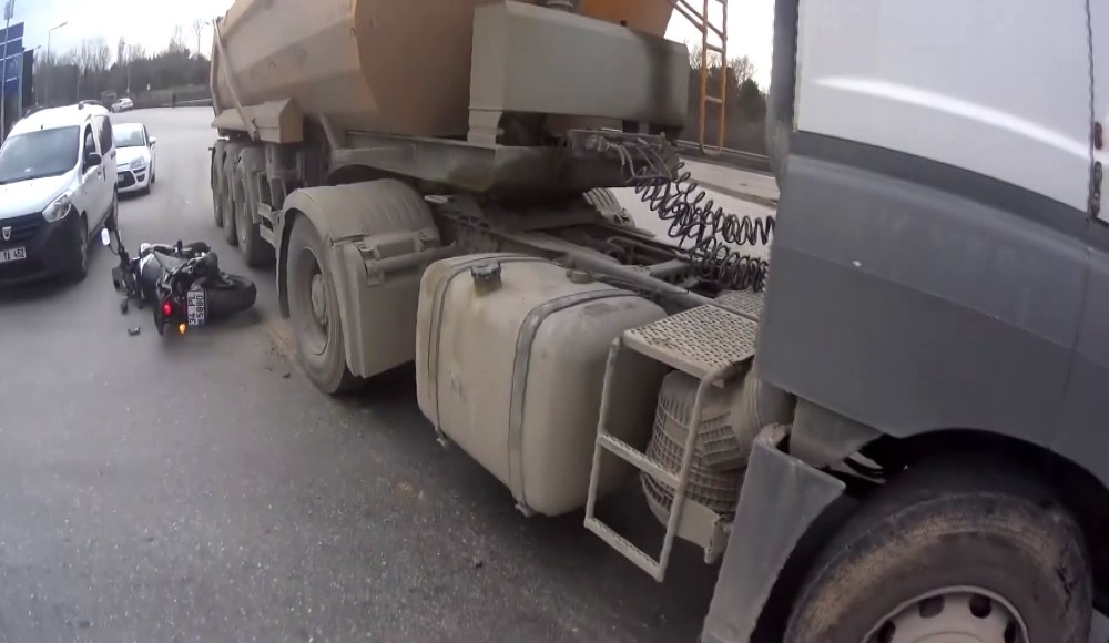 (Özel) İstanbul’da motosikletlilerin ölümden döndüğü kazalar kamerada 