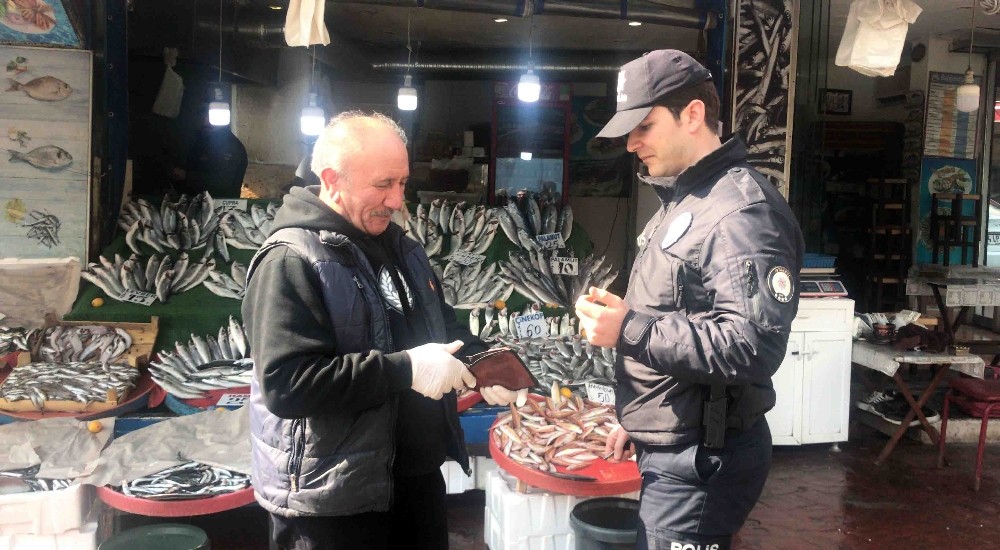 (Özel) İstanbul’da polis sokağa çıkma yasağına uymayan yaşlıları uyardı 