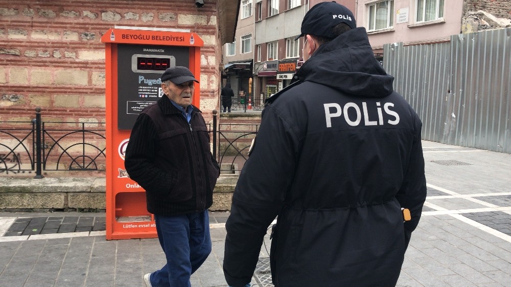 (Özel) İstanbul’da sokağa çıkan yaşlıların polisi ikna çalışmaları kamerada 