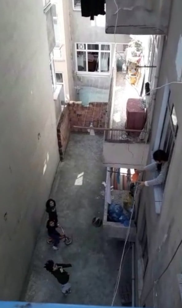 (Özel) İstanbul’da sokağa çıkma yasağı olan çocuklar pencereden top oynadı 