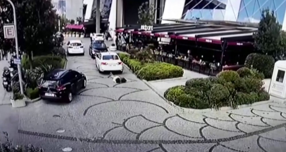 (Özel) İstanbul’da yolda yürüyen kadının dehşeti yaşadığı kaza kamerada 