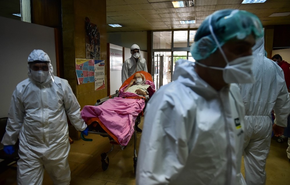 (Özel) İstanbul’daki sağlık savaşçılarının Korona ile mücadelesi böyle görüntülendi 