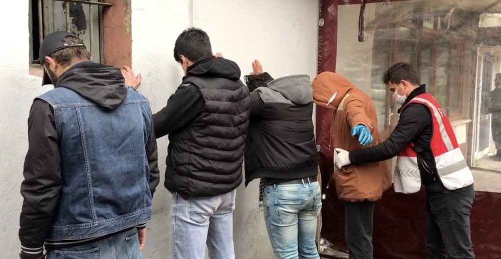 (Özel) İstanbul’un göbeğinde sosyal mesafe uygulamasında torbacılara suçüstü 