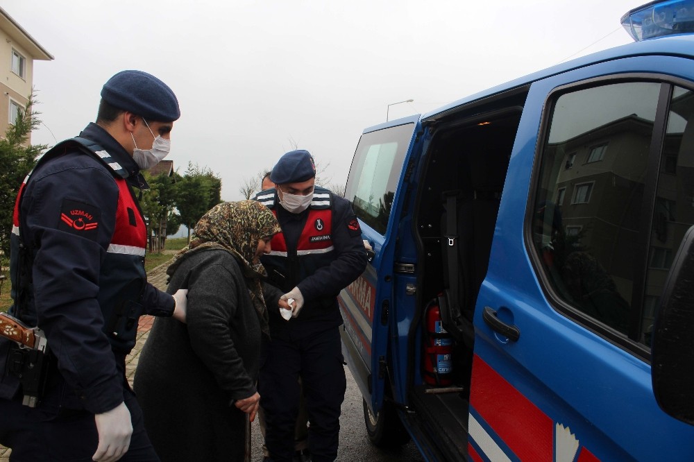 (Özel) Jandarma ekipleri yaşlılar için semt pazarına gidiyor, eczaneden ilaçlarını alıyor 