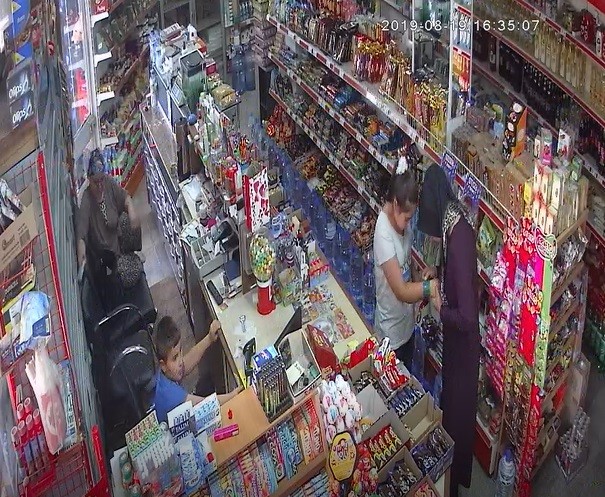 (Özel) Kahve keyfi yaptığı komşu marketten sigara çaldı 