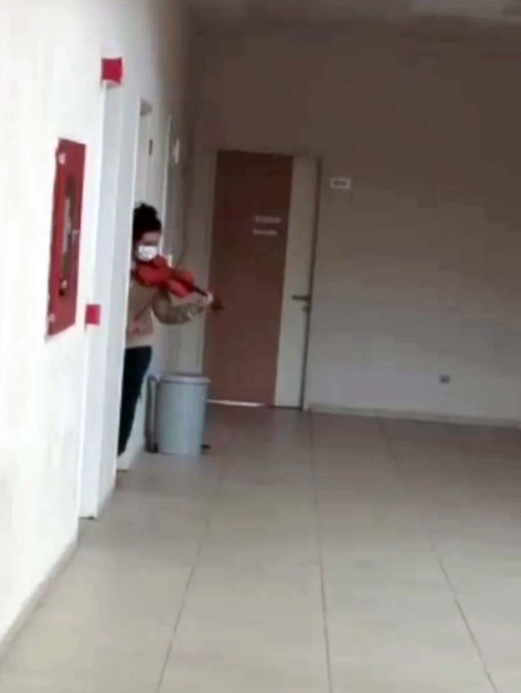 (Özel) Karantinada Fikrimin İnce Gülü’nü kemanla çalarak moral buldular 