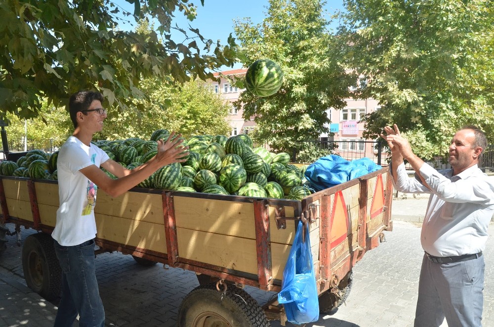 (Özel) Karpuz tezgahında çalışarak fen lisesini kazandı 