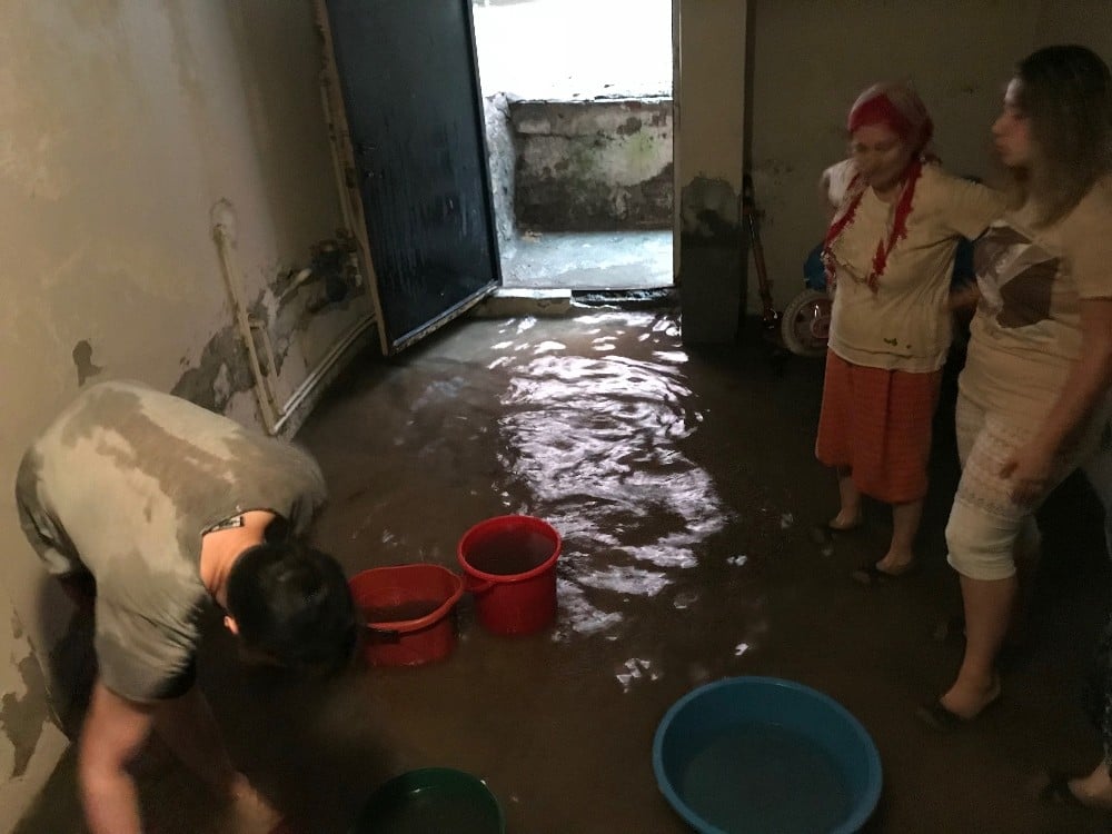 (Özel) Kasımpaşa’da bodrum katları ve işyerlerini su bastı 