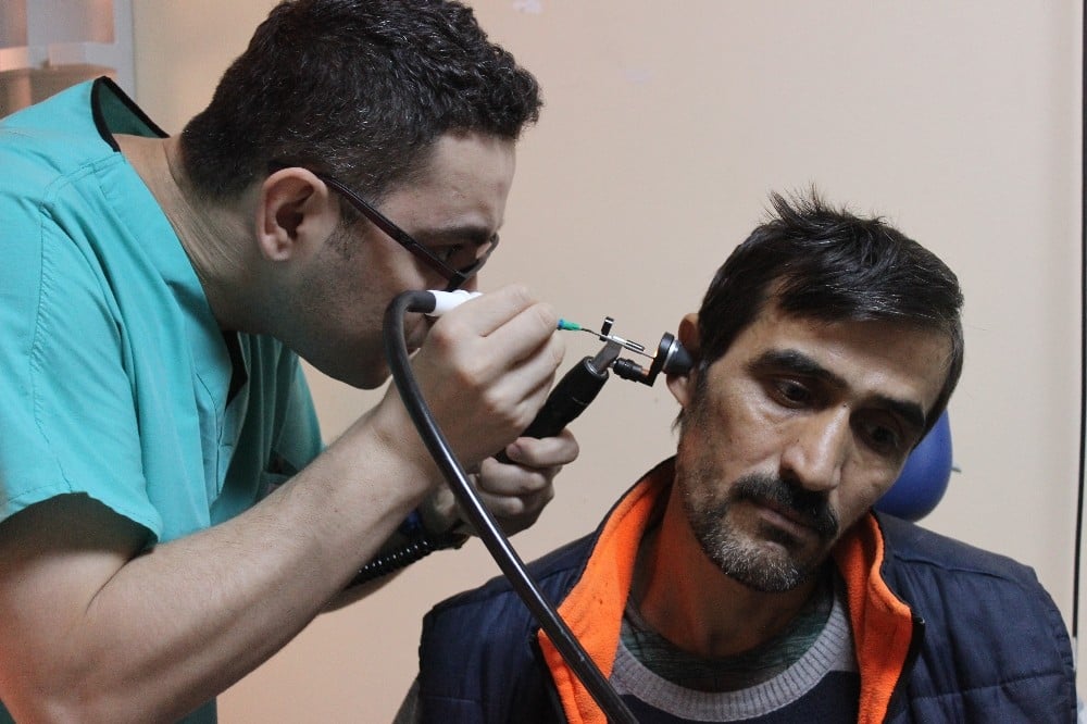 (Özel) Kaşınıyor dediği kulağından sinek larvaları çıktı 