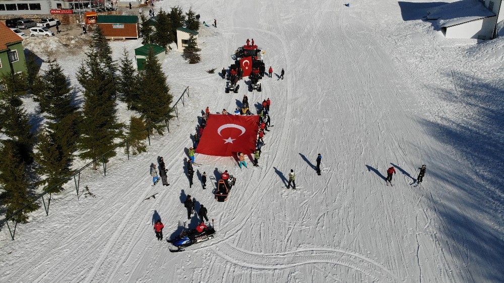 (Özel) Kayak tutkunları İdlib için dev Türk bayrağıyla kaydı 
