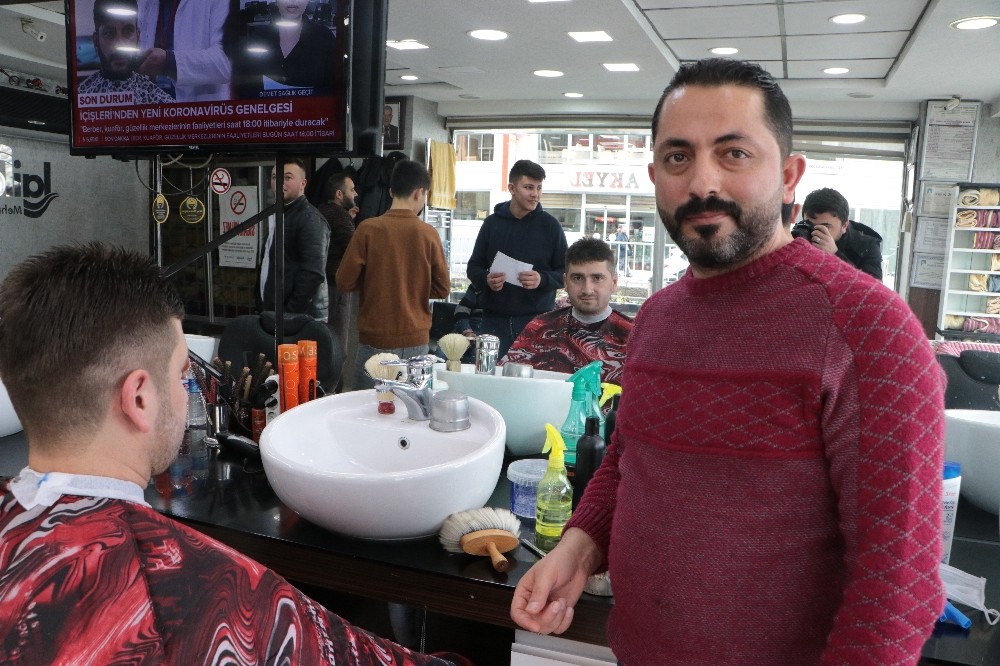 (Özel) Kayserili berber dışarı çıkanları böyle uyardı 