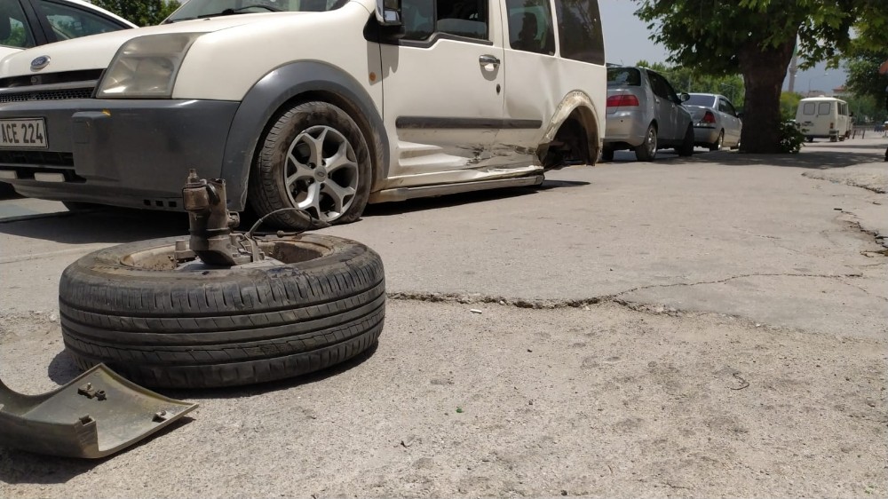 (Özel) Kazaya yapan aracın kopan tekerliği mağaza camından içeri girdi 