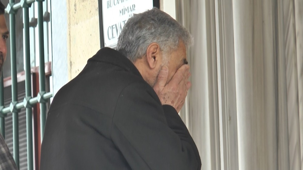 (Özel) Kilitli cami önünde gözyaşları 
