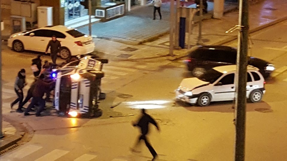 (Özel) Kırmızı ışıkta geçen otomobilin polis aracını devirdiği kaza güvenlik kamerasında 
