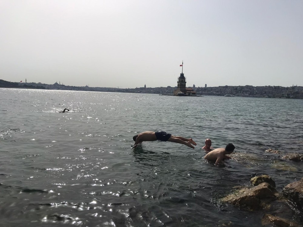(Özel) Kısıtlamanın kalkmasıyla Kız Kulesi’ne karşı Boğaz’da yüzdüler 