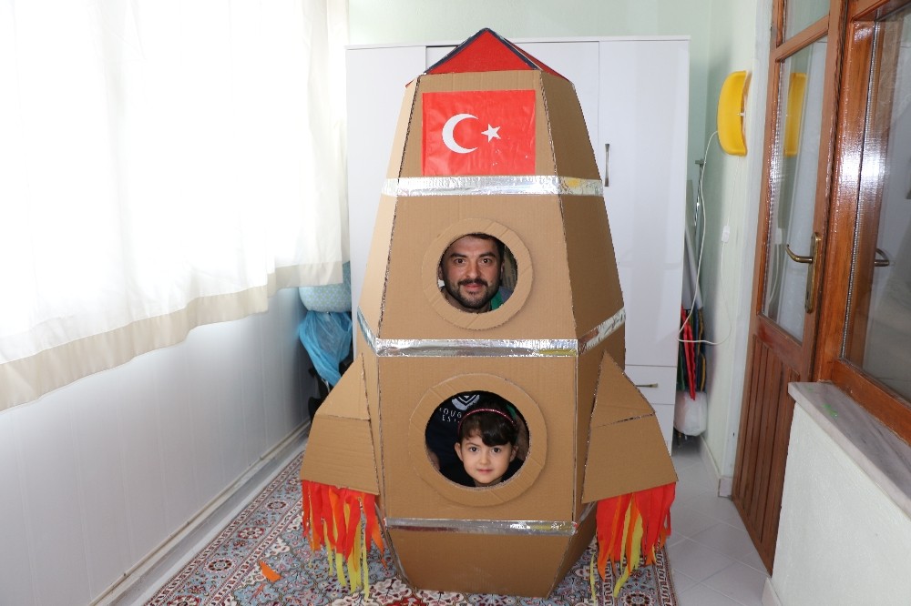 (Özel) Kızı evde sıkılmasın diye balkonu uzay üssüne çevirdi 