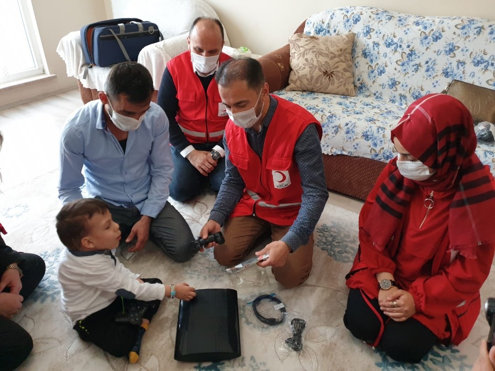 (ÖZEL) Kızılay ekiplerinden küçük Yiğit’e anlamlı hediye 