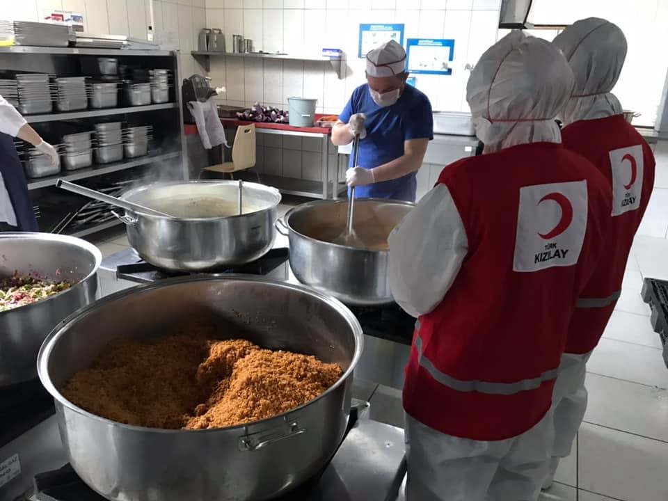 (ÖZEL) Kızılay, Karantina yurdunda kalanlara 4 öğün yemek veriyor 