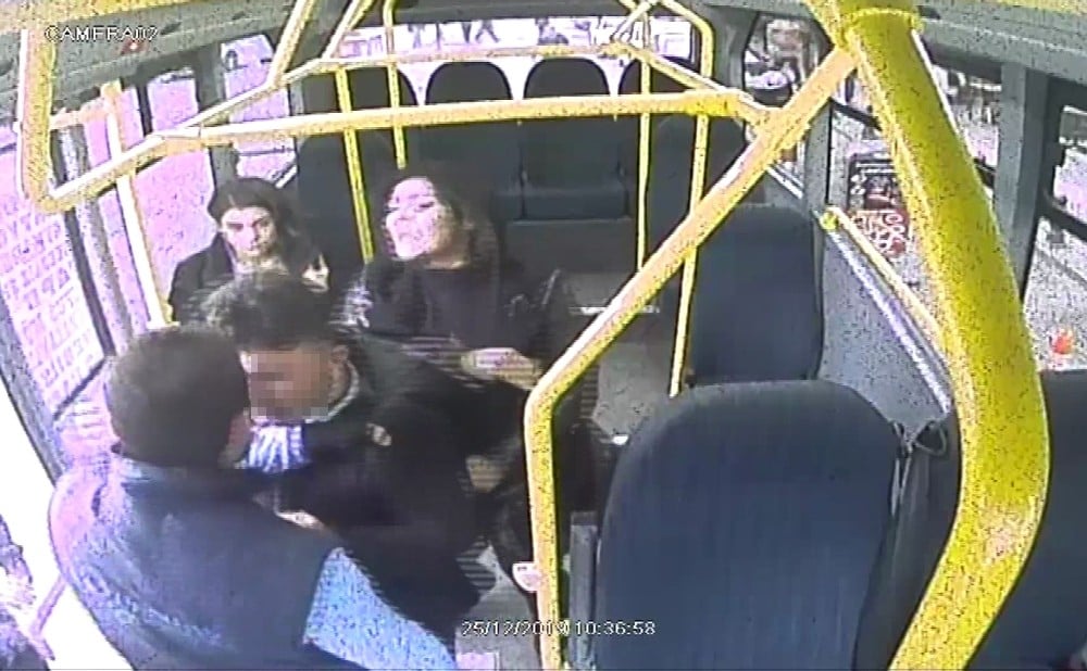 (Özel) Kızını rahatsız ettiğini iddia ettiği şahsa anneden yumruk 