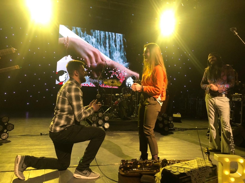 (Özel) Konserde sürpriz evlenme teklifi 